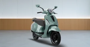 Bajaj Chetak 3501 इलेक्ट्रिक स्कूटर 2025 मॉडल इंडिगो ब्लू कलर में, क्लासी रेट्रो डिज़ाइन के साथ