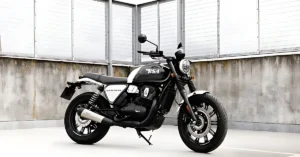 पार्किंग एरिया में खड़ी नई BSA Bantam 350 मोटरसाइकिल