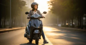 लड़की सुबह की रोशनी में स्कूटी चलाते हुए — भारत की सड़क पर आत्मविश्वास के साथ